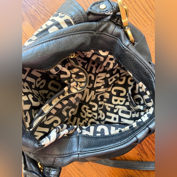 Marc by Marc Jacobs Natasha  Black Leather Shoulder Bag with Gold Plaque - Picture 9 of 9